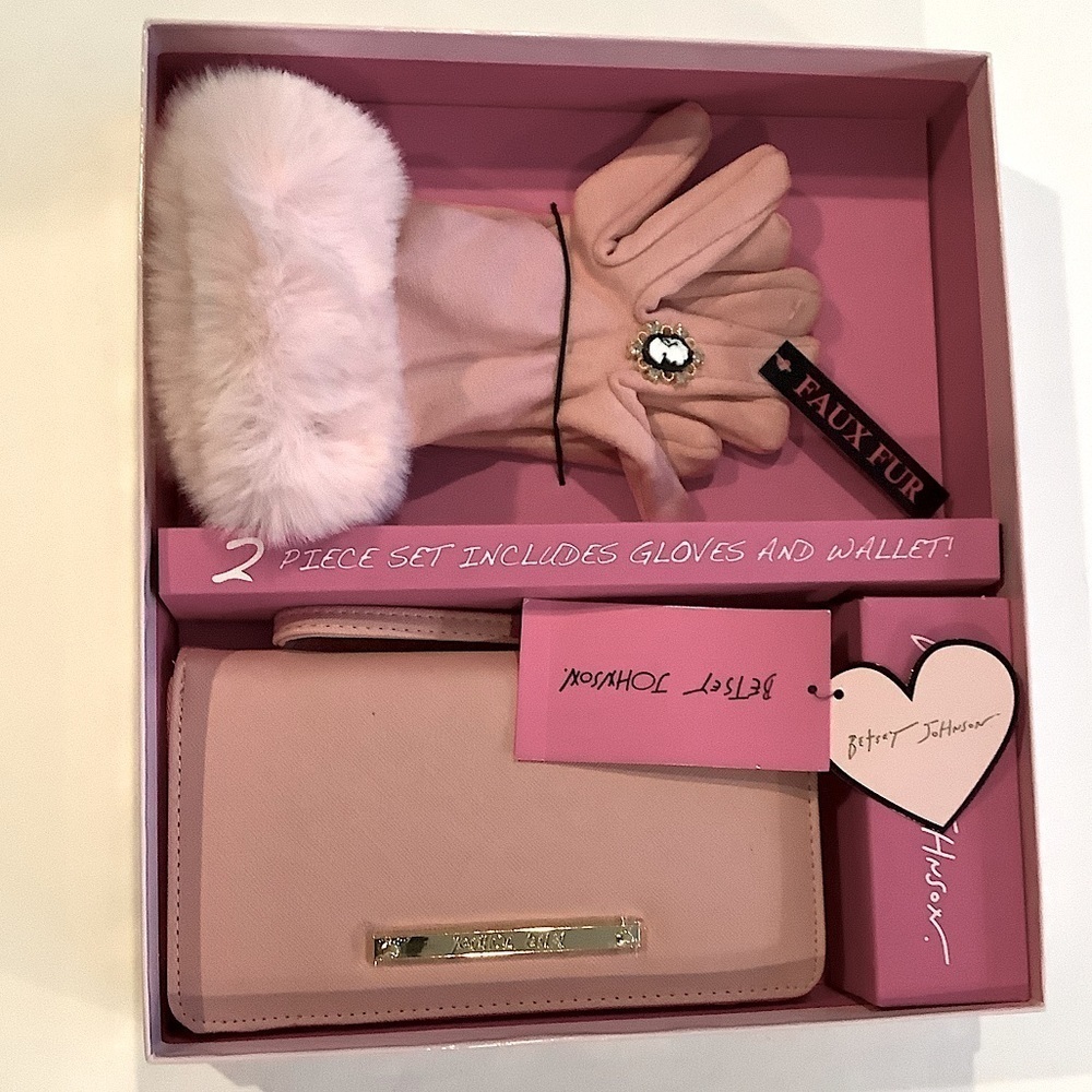Betsey Johnson Pink Gloves & Wallet 2 Piece Gift Set New
